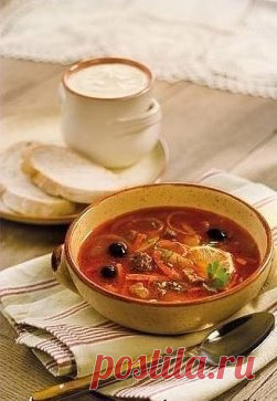 ТОР - 6 Рецептов отменных мясных солянок 
 
Такой супчик как солянка может быть приготовлен по-разному, и речь не только о мясных, грибных, овощных солянках – рецепты могут существенно различаться, даже если суп готовится из мяса. В этой статье мы собрали для вас 6 рецептов самых вкусных солянок с мясом и мясными продуктами. 
 
1. Солянка с колбасой 
 ▬▬▬▬▬▬▬▬▬▬▬▬▬▬▬▬▬▬▬▬▬▬▬▬▬▬▬
 
Понадобится: 
 
3л воды, по 200г полукопченой и вареной колбасы, 10 оливок б/к, 5 клубней картофеля, по 2 дольки лим