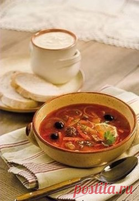 ТОР - 6 Рецептов отменных мясных солянок 
 
Такой супчик как солянка может быть приготовлен по-разному, и речь не только о мясных, грибных, овощных солянках – рецепты могут существенно различаться, даже если суп готовится из мяса. В этой статье мы собрали для вас 6 рецептов самых вкусных солянок с мясом и мясными продуктами. 
 
1. Солянка с колбасой 
 ▬▬▬▬▬▬▬▬▬▬▬▬▬▬▬▬▬▬▬▬▬▬▬▬▬▬▬
 
Понадобится: 
 
3л воды, по 200г полукопченой и вареной колбасы, 10 оливок б/к, 5 клубней картофеля, по 2 дольки лим