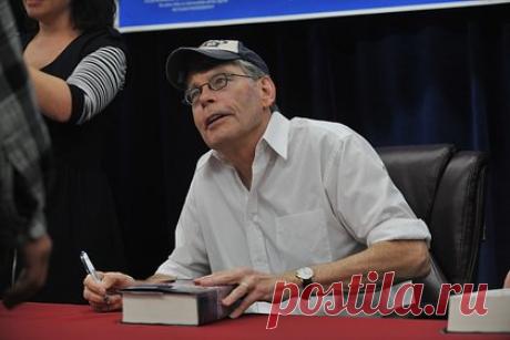 Стивен Кинг посетит Украину. Американский писатель Стивен Кинг посетит Украину. Как сообщает Telegram-канал Верховной рады, «король ужасов» уже выехал в украинскую столицу. Детали визита Кинга в Киев пока неизвестны, как и точная продолжительность и программа его визита. Вместе с тем, в Верховной раде уточнили, что Кинг едет поездом из Варшавы.