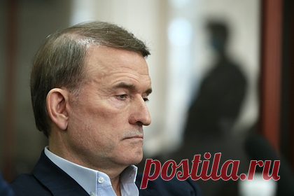 Медведчук объяснил нападки Зеленского на Ахметова. Руководитель политического совета партии «Оппозиционная платформа — За жизнь» (ОПЗЖ) Виктор Медведчук заявил, что президент Украины Владимир Зеленский мстит ему, олигарху Ринату Ахметову и всем, кто не согласен с его политикой за то, что те «срывают с него маску благодетеля».