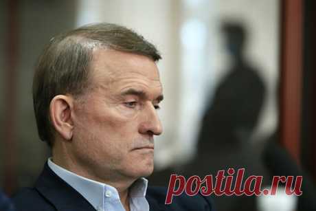 Медведчук объяснил нападки Зеленского на Ахметова. Руководитель политического совета партии «Оппозиционная платформа — За жизнь» (ОПЗЖ) Виктор Медведчук заявил, что президент Украины Владимир Зеленский мстит ему, олигарху Ринату Ахметову и всем, кто не согласен с его политикой за то, что те «срывают с него маску благодетеля».