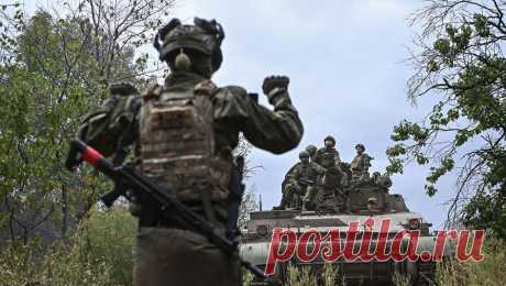 В интернете опубликовали кадры прорыва российских войск в Курской области. Штурм села Снагость Курской области российскими десантниками попал на видео. Ролик опубликовали в Telegram-канале &quot;Военный Осведомитель&quot;. На кадрах показано, как бронетехника движется по дороге, выезжает на поле, а после ...