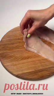 ЯжеХозяйка Куриные рулетики с сыром и зеленью на ПП!

Ингредиенты:

-Куриное филе — 2 шт.
-Творожный сыр — по вкусу.
-Сыр (твёрдый) — 30–50 гр.
-Помидор — 1 шт.
-Зелень — укроп, петрушка.
-Соль, специи — по вкусу.

Соус:

-Сметана — 2 ст.л.
-Горчица — 1 ч.л.
-Чеснок — 1 зубчик (измельчить).

Приготовление:

Куриное филе нарезаем тонкими слайсами, при необходимости — слегка отбиваем. Добавляем специи и соль. Смазываем каждый кусочек творожным сыром.
Сверху — немного тёртого...