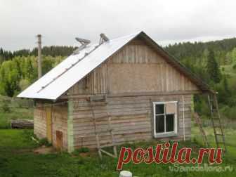 Минималистическая кровля из профилированной оцинкованной стали  Речь пойдет о кровле моей мастерской. Помещение, безусловно, важное, но обладающее, этаким «промышленным» дизайном – сурово, надежно, но без особенных рюшечек. Крыша и кровля, стало быть, соответствующая. История этой кровли ступенчата – первоначально, когда строилась мастерская, все доступные