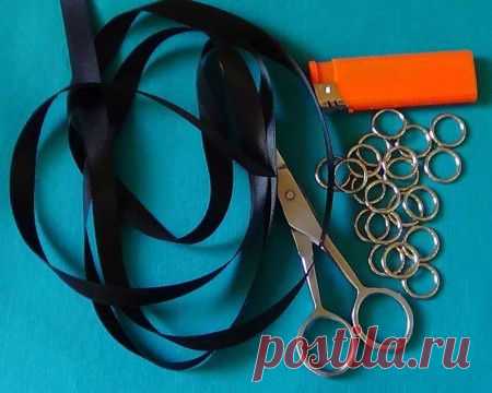 Колье из атласной ленты и колечек