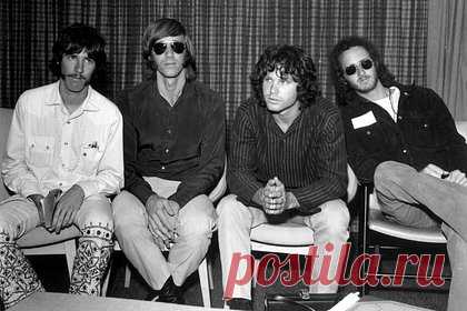 The Doors продали часть прав на музыку группы. Гитарист The Doors Робби Кригер и родственники клавишника Рэя Манзарека продали часть прав на музыку и бренд группы компании Primary Wave Music. Уточняется, что сделка не затрагивает права, принадлежащие барабанщику Джону Денсмору и представителям вокалиста Джима Моррисона.