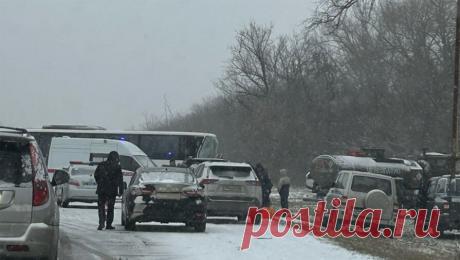 Под Курском шесть человек получили травмы в аварии с бензовозом. Под Курском произошло ДТП с участием бензовоза. Об этом сообщает Telegram-канал &quot;Курская аномалия&quot;. Инцидент произошел на автодороге Селиховы Дворы — Иванино. Автобус, за рулем которого был опытный 54-летний водитель, ...
