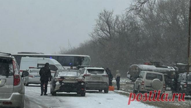 Под Курском шесть человек получили травмы в аварии с бензовозом. Под Курском произошло ДТП с участием бензовоза. Об этом сообщает Telegram-канал "Курская аномалия". Инцидент произошел на автодороге Селиховы Дворы — Иванино. Автобус, за рулем которого был опытный 54-летний водитель, ...