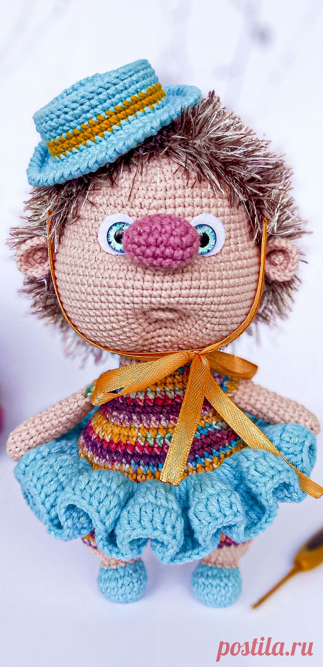 PDF Ёжики Василёк и Василиса крючком. FREE crochet pattern; Аmigurumi animal patterns. Амигуруми схемы и описания на русском. Вязаные игрушки и поделки своими руками #amimore - ёжик, девочка ёж в платье и шляпке, ежик, ежиха.