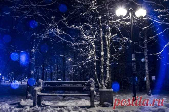 Невидимые рельсы.

Похожие дела. Одинаковые маршруты. Те же кафешки, беседы, образ мыслей. 

И вроде бы все хорошо, но периодически возникает вспышка осознания 