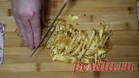 Капустный салат с зеленью, морковью и омлетом.