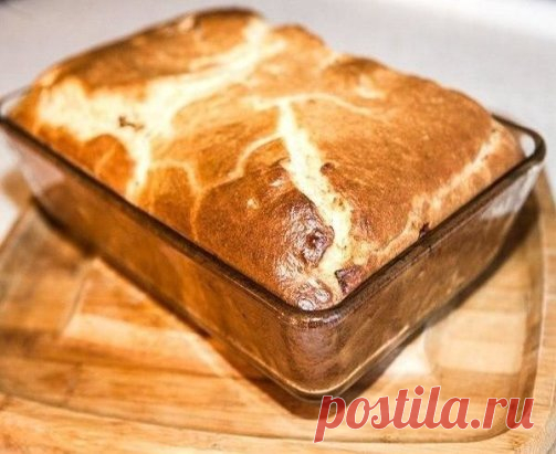 ПРОДУКТЫ ДЛЯ ЭТОГО ПИРОГА, НАЙДУТСЯ В КАЖДОМ ДОМЕ. ПРОСТО И ВКУСНО! 
Ингредиенты: 
— 1 стакан муки 
— 1 стакан кефира 
— 2 яйца 
— 0.5 ч. ложка соли 
— 1 ч. ложка соды 
Начинка: 
— 300 гр фарша 
— 2-3 лук, порезать кубиками 
— соль, перец — по вкусу 
Приготовление: 
В кефир добавляем соду и оставляем минут на 5. Затем добавляем остальные ингредиенты и хорошо перемешиваем. 
Выливаем половину теста в форму, смазанную маслом и посыпанную мукой. 
Выкладываем сырой фарш, смешанный с луком, приправы и