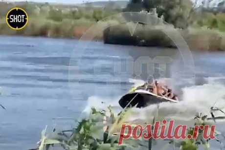 В России мужчина утянул на дно родственников после падения с гидроцикла и попал на видео