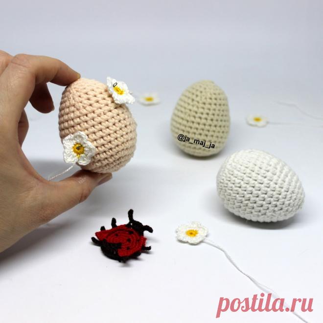 Вяжем декоративное яйцо крючком Со слов автора:Из ниток YarnArt Jeans у меня получились яйца около 8 см.Условные обозначенияКА – кольцо амигурумиСс – соединительный столбикСт бн – столбик без накида(8, 16…) – количество петель в рядуМатериалы1. Нитки, я использую нитки YarnArt Jeans 55% хлопок, 45% акрил...