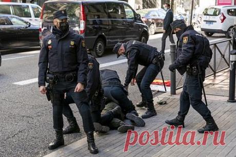 Задержан глава одной из крупнейших группировок по отмыванию денег в Европе. Испанская полиция задержала в Малаге главу одной из крупнейших группировок по отмыванию денег в Европе. Предположительно преступник являлся сообщником известного ирландского клана Кинахан, который использовал поддельный бренд водки и подпольные банковские операции для отмывания до 350 тысяч евро в день.