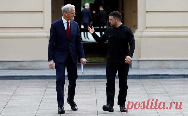 Зеленский рассказал, сколько Украине нужно денег на закупку оружия США. В середине августа Зеленский сообщал, что в рамках нового механизма предоставления Украине американского оружия члены НАТО выделили Киеву $1,5 млрд