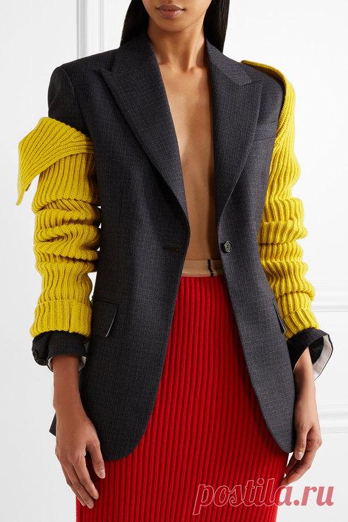 И снова 90-е: съемные рукава вернулись, и их стоит носить Не ждали? Вот и мы не ждали. Но тренд явно на взлете: съемные рукава можно надевать как под футболку (если они из сетки или с люрексом), так и на рубашки (если они вязаные, как у Calvin Klein). Решайс…