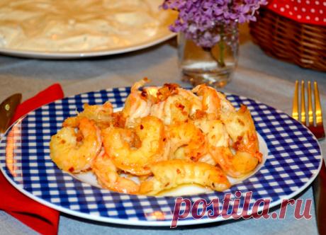 Жареные креветки с чесноком
Быстрый рецепт приготовления ароматных жареных креветок с чесноком и молотым кайенским перцем.