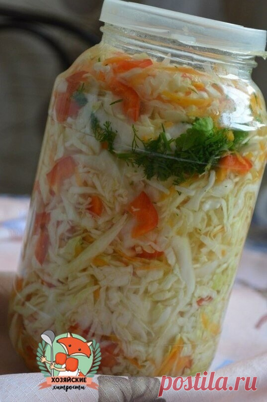 САЛАТ КАПУСТНЫЙ (в горячем маринаде)

Капуста просто супер!

Ингредиенты на 3-х литровую банку:
Капуста- 1 небольшой кочан
Морковь - 1 шт.
Чеснок -3 зубчика
Лук репчатый 1-2 шт.
Перец болг. красный
Зелень- по вкусу.

Для рассола:
Вода- 1,5 л.
Соль- 2 ст. л.
Масло растительное - 1/2 стакана.
Сахар- 4 ст. л.
Уксус 70%-1 ст. л,

Приготовление:
1.Капусту ,морковь, чеснок, лук , перец и зелень режем , кладём в миску, перемешиваем аккуратно и укладываем в банку. 
2.Воду кипятим,...