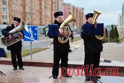 В Нижнем Новгороде выступил оркестр полицейских. В Нижнем Новгороде у станции метро «Горьковская» в честь Дня сотрудника органов внутренних дел (ОВД) выступил оркестр полицейских. Музыканты исполнили песню «Прорвемся!» группы «Любэ», тем самым поздравив своих коллег с праздником. День сотрудника ОВД ежегодно отмечается 10 ноября.