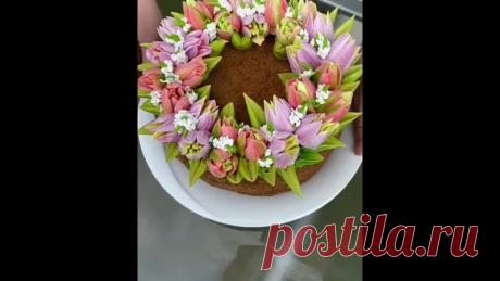 Рецепт белково-заварного крема
⠀
яичный белок 150 гр.
сахар 400 гр.
лимонная кислота 1/3 ч.л.
вода 70 гр.
⠀
Сбиваем белки.
Варим сироп до 130*С: вода+сахар+лимонная кислота.
Вливаем в белки и сбиваем еще до плотной консистенции. Крем должен держать форму.
⠀
Крем делим на 3-4 части и окрашиваем в 2-3 оттенка для цветов и в зеленый для листочков.
Закладываем слоями в пакет.