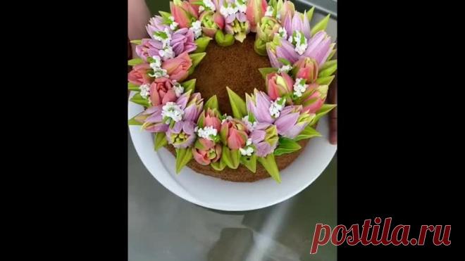 Рецепт белково-заварного крема
⠀
яичный белок 150 гр.
сахар 400 гр.
лимонная кислота 1/3 ч.л.
вода 70 гр.
⠀
Сбиваем белки.
Варим сироп до 130*С: вода+сахар+лимонная кислота.
Вливаем в белки и сбиваем еще до плотной консистенции. Крем должен держать форму.
⠀
Крем делим на 3-4 части и окрашиваем в 2-3 оттенка для цветов и в зеленый для листочков.
Закладываем слоями в пакет.