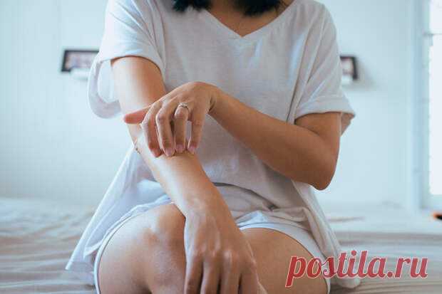 Как вылечить псориаз? 8 рецептов от людей, которым удалось выйти в ремиссию - ПолонСил.ру - социальная сеть здоровья - 13 января - 43666865417 - Медиаплатформа МирТесен Увы, полностью вылечить псориаз на сегодняшний день считается невозможным. Но некоторые стратегии помогут существенно облегчить его симптомы. Посмотрите, вдруг именно это вам поможет? Псориаз – довольно распространенное аутоиммунное заболевание. Чаще всего оно проявляется в образовании на коже - 13 января -...