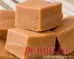 Сливочные конфеты | Сайт рецептов
Из этой молочной массы можно сварить домашнюю сгущёнку, крем для торта и сливочные конфеты.

Смешав все ингредиенты, на первом этапе получаем отличную домашнюю сгущёнку. Если поварить немного дольше — получим готовый крем для смазывания торта или пирожных. А чтобы получить сливочную карамель для конфет, необходимо проварить ещё некоторое время.