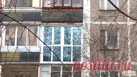 За этой зеркальной синей пленкой находиться спальная комната.Хозяин квартиры объединил балкон с комнатой .Чтобы он видел всех ,а его с улицы не видно было - балкон затонировали  пленкой обратной поляризации