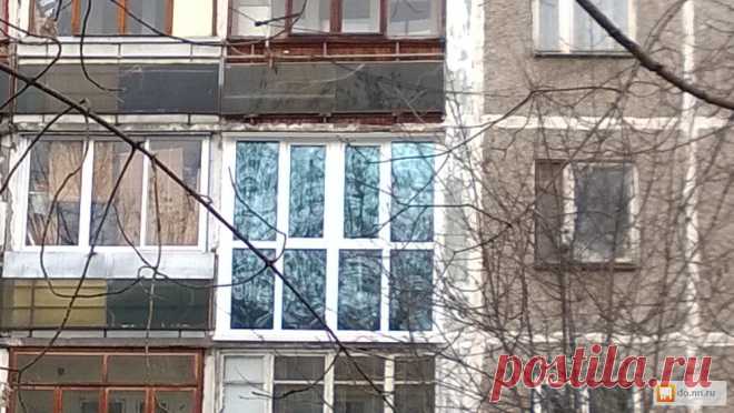 За этой зеркальной синей пленкой находиться спальная комната.Хозяин квартиры объединил балкон с комнатой .Чтобы он видел всех ,а его с улицы не видно было - балкон затонировали  пленкой обратной поляризации