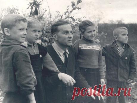 Я считаю очень важным донести до сознания и сердца свободных советских граждан ту истину, что самое страшное зло капиталистического мира — это порабощение человеческого духа, подчинение его мысли, таланта, труда интересам владельца миллионов и миллиардов. Один человек продает себя другому человеку, владеющему баснословными богатствами; продавший свою мысль, свой талант и труд не может быть счастливым творцом; самим строем, порядками жестокого общества он низводится на поло...