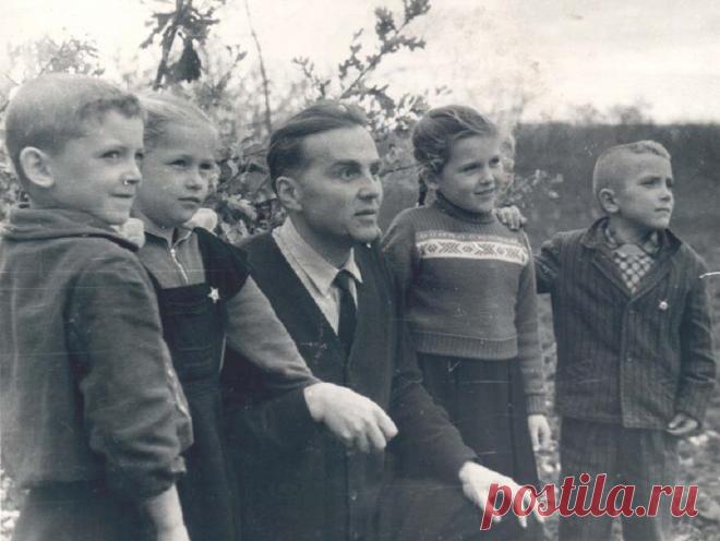 Я считаю очень важным донести до сознания и сердца свободных советских граждан ту истину, что самое страшное зло капиталистического мира — это порабощение человеческого духа, подчинение его мысли, таланта, труда интересам владельца миллионов и миллиардов. Один человек продает себя другому человеку, владеющему баснословными богатствами; продавший свою мысль, свой талант и труд не может быть счастливым творцом; самим строем, порядками жестокого общества он низводится на поло...