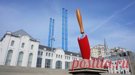 «Паблик-арт для неподготовленного зрителя»: эксперты — об арт-объекте «Садовая лопатка» у «ГЭС-2» в Москве. На Болотной набережной в Москве появился новый арт-объект — скульптура «Садовая лопатка» авторства Класа Олденбурга и Кошье ван Брюгген. Она представляет собой семиметровую копию бытового инструмента. Ранее на этом месте, перед фасадом Дома культуры «ГЭС-2», располагалась скандальная инсталляция «Большая глина №4», которую многие москвичи не оценили. Новая скульптура, по мнению…