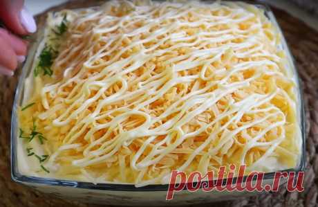 Салат "Анюта" - рецепт из простых продуктов. Вкуснятина за 15 минут Салат с курицей и яблоком — это вкусное, полезное и питательное блюдо. Оно может стать отличным выбором как для праздничного стола, так и для повседневного меню. Сочетание курицы и яблока придает салату свежий и оригинальный вкус. Курица делает салат сытным, а яблоко добавляет приятную кислинку. Кроме того, эти ингредиенты богаты витаминами и минералами, что делает […]