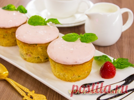 Маффины с клубникой и базиликом на клубничном йогурте
