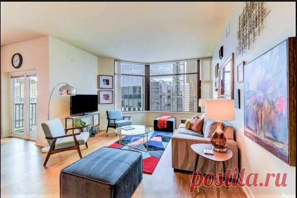 Огромная студия с кухней, обеденной зоной и гостиной