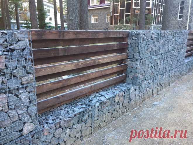 Забор из габионов – современное решение, сочетающее в себе оригинальный внешний вид и надёжность конструкции. Прочность ограждения обеспечивается большим весом и массивностью, а технические характеристики сетки забора из габионов гарантируют долговечность использования и простоту установки. Такие ограждения успешно применяются для масштабных городских проектов (парков, скверов, придомовых территорий), на дачах и в садовых зонах, в оформлении загородных участков.           ...