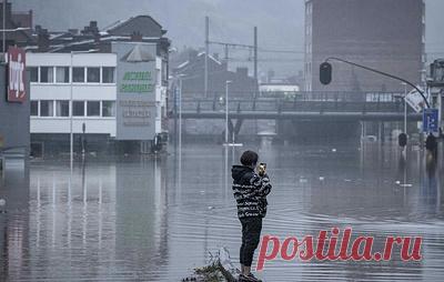 Число жертв наводнения на юге Бельгии выросло до 11. Наводнение стало сильнейшим за последние 20 лет Число жертв наводнений, вызванных проливными дождями на юге бельгийских провинций Лимбург, Брабант и Люксембург, увеличилось до 11 человек. Кроме того, еще 15 человек числятся пропавшими без вести, сообщает Reuters. Накануне в провинции Лимбург погибли восемь человек, в том числе трехмесячный ребенок, а в городе Антверпен — мужчина, на которого упало дерево, пишет Le Soir. В результате наводнен…