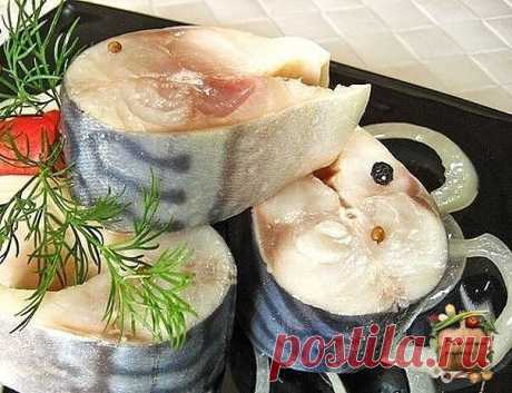 В таком маринаде скумбрия не уступает по вкусу красной рыбе

Ингредиенты:
• Скумбрия (замороженная, разморозить) 2 шт
• лук репчатый по вкусу
• вода 250 мл
• гвоздика 6 шт
• перец горошком шепотка
• перец душистый молотый 1/3 ч л
• зерна кориандра шепотка
• соль 2 ч л
• сахар 0,5 ч л
• масло подсолнечное 2 ст л
• уксус яблочный 2,5 ст л

Приготовление:
1. Скумбрию почистить, порезать на кусочки.
2. Воду вскипятить, добавить туда соль, сахар, гвоздику, перец горошком и моло...