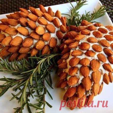 Рецепт салата &quot;Сосновая шишка&quot;:
Ингредиенты:
- курица копченая – 200 г,
- картофель – 3-4 шт.,
- 3 яйца,
- сырок плавленый – 150-200 г,
- 1 луковица,
- консервированная кукуруза,
- орехи,
- миндаль,
- розмарин или сосновые веточки.
Способ приготовления: 
 Салат выкладываем слоями в форме шишек. Каждый слой промазываем майонезом. Слои идут в следующем порядке:картофель;курица;лук;кукуруза;яйца;сыр с орехами.
