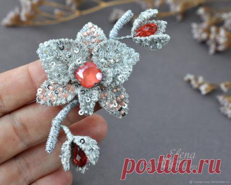Броши: Орхидея серебро – купить на Ярмарке Мастеров – K247KRU | Брошь-булавка, Пермь Броши: Орхидея серебро в интернет-магазине на Ярмарке Мастеров. Брошь орхидея
выполнена в технике 3D (обьемная вышивка)
Создана по шаблонам реального маленького цветочка орхидеи.
Создает образ ювелирного украшения.

Мягко переливаются кристаллы при малейшем попадании света.