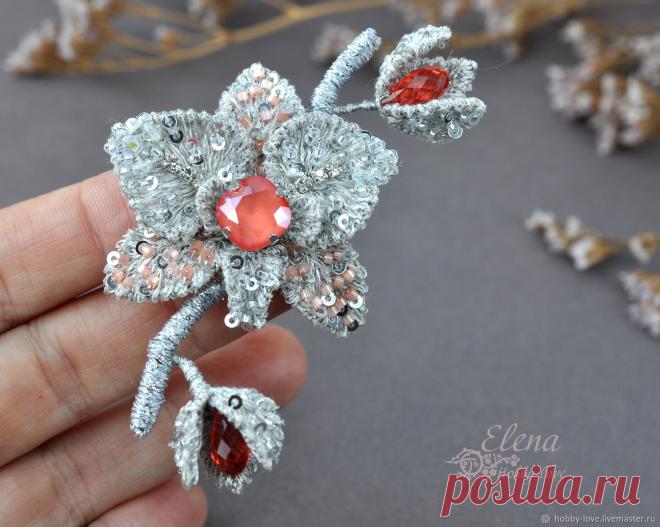 Броши: Орхидея серебро – купить на Ярмарке Мастеров – K247KRU | Брошь-булавка, Пермь Броши: Орхидея серебро в интернет-магазине на Ярмарке Мастеров. Брошь орхидея
выполнена в технике 3D (обьемная вышивка)
Создана по шаблонам реального маленького цветочка орхидеи.
Создает образ ювелирного украшения.

Мягко переливаются кристаллы при малейшем попадании света.
