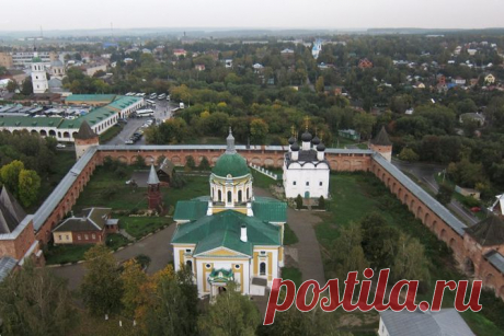 На въезде в город стоит указатель: на Святой источник и к Кремлю. Мы сначала решили посмотреть Кремль. Вышли на центральной площади, там сохранилась Троицкая церковь (ведутся восстановительные работы) и Торговые ряды (используются по прямому назначению).
