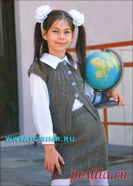 Красивая форма для школьницы: серо-коричневый жилет и юбка. Спицы