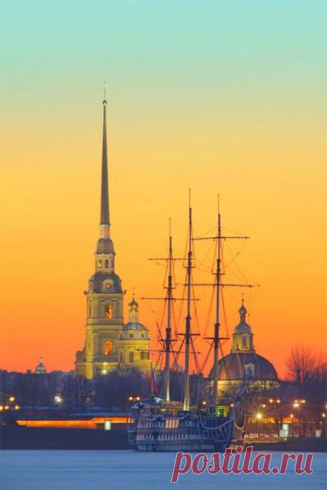 Просто неземная красота: Петропавловская крепость и фрегат "Благодать" на фоне красочного заката в Петербурге