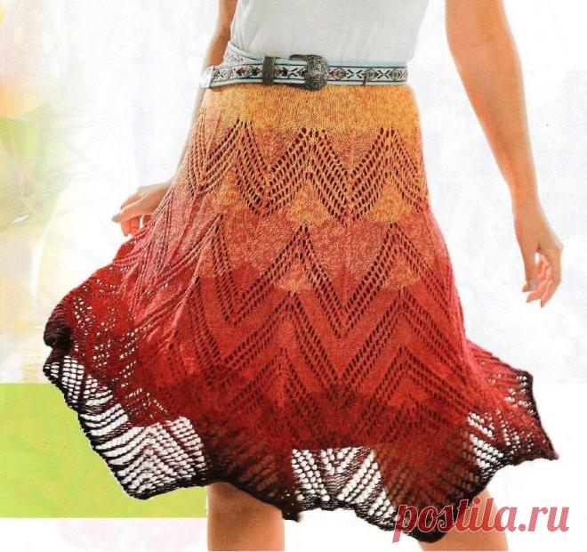Летняя юбочка спицами из журнала Мод № 626/2019
Юбочку можно связать из хлопковой пряжи (или пряжи с содержанием хлопка) красного цвета и пряжи секционного окрашивания в красно-желтых тонах узором, который именуют миссони. Этот узор изменяет направление ряда, отсюда и меняется направление цвета. За счет сочетания этих солнечных цветов, теплых и ярких, обладательница такой юбки, несомненно, будет находиться в радостно-приподнятом настроении.