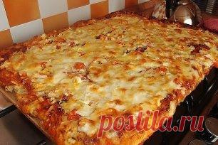 Быстрая пицца на противне
Это рецепт для тех, кто любит пиццу, но ленится ее готовить по всем правилам итальянской кухни. Упрощаем рецепт до безобразия, но получаем все равно очень вкусную и аппетитную пиццу.
Ингредиенты:
●Яйца — 2 Штуки
●Майонез — 3 Ст. ложки
●Мука — 3 Ст. ложки
●Колбаса — 150 Грамм
●Лук — 1/2 Штуки
●Помидор — 1 Штука
●Сыр — 200 Грамм
●Зелень — - По вкусу
Приготовление:
Смешиваем яйца, майонез и муку. Хорошенько перемешиваем. Получившееся тесто выливаем в форму для запекан