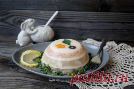 Праздничное Заливное - рецепт из трех видов рыб. 
Неповторимо красивое и вкусное  праздничное заливное готовится из трех видов рыб. Готовится не быстро, но довольно просто, а результат превосходит все ожидания. Вы можете варьировать составные слоев по своему усмотрению. Например, взять горбушу, судака и нерку. Или более дорогой вариант — осетрину, крабов и семгу.