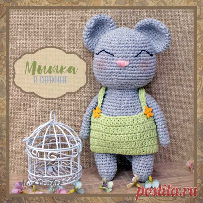 Мышка в сарафане
Техника: вязание крючком amigurumi
Размер: 21 см
Материалы: пряжа Камтекс КТ "Мягкий хлопок" , крючок № Clover Soft Touch 2,5, наполнитель, нить мулине розовая и черная для глаз и носика, игла, 2 пуговицы
Мастер класс: автор @toys_iris