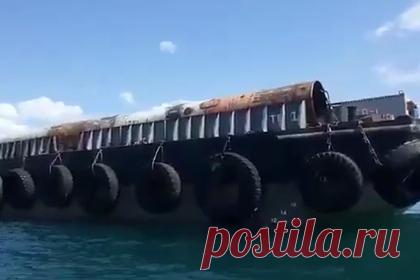 Сообщение об укладке старых труб на дно Черного моря оказалось недостоверным. Сообщение об укладке старых труб на дно Черного моря при реализации проекта «Чистая бухта» в Геленджике оказалось недостоверным. Ранее Telegram-канал «Хороший Геленджик» 26 августа опубликовал видео, на котором изображена баржа с трубами плохого качества. Автор видео утверждает, что их укладывают на дно Черного моря.